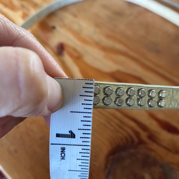 Guess skinny leather belt studded SMALL champagne gold silver studs - Picture 6 of 6